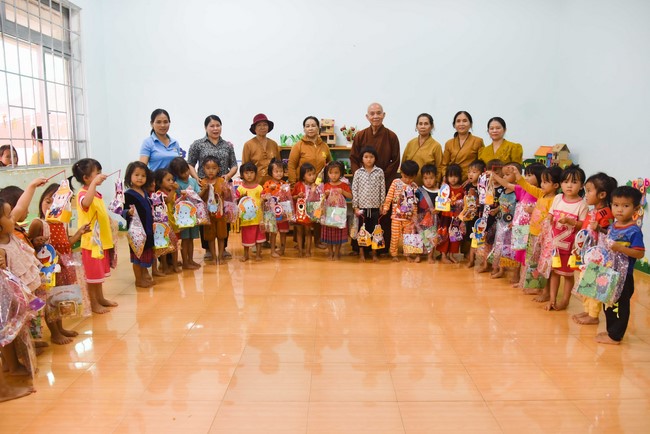 Ban Từ thiện: Tặng quà Trung Thu cho các em học sinh ở Đắk Som, Đăk Nông